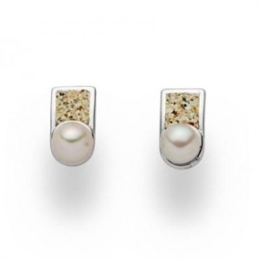 Örhängen gjorda av silver med en vit pärla och strandsand