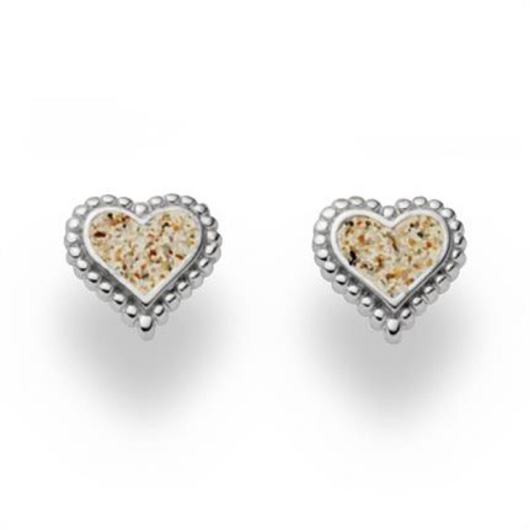 Hjärtformade örhängen med strandsand på silver Hjärtformade örhängen med strandsand på silver