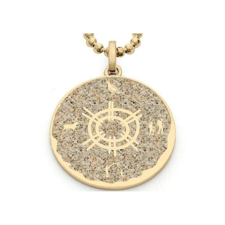 Solsmycket – förgylld element på hängsmycke med strandsand Solsmycket – förgylld element på hängsmycke med strandsand