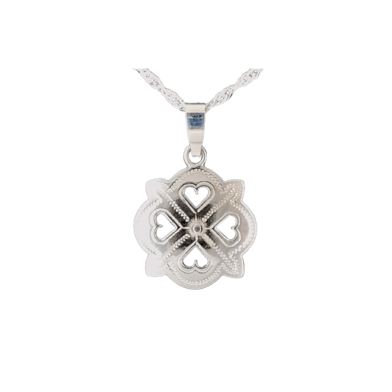 Lapplands hänget med örhängen i form av fyrklöver och hjärtan