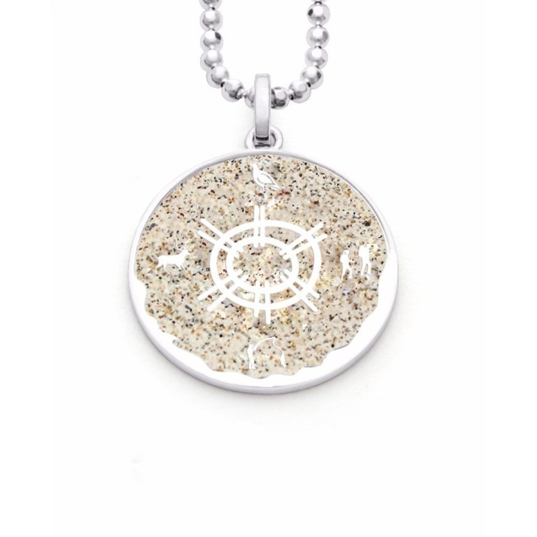 Solsmycket – silver element på hängsmycke med strandsand Solsmycket – silver element på hängsmycke med strandsand