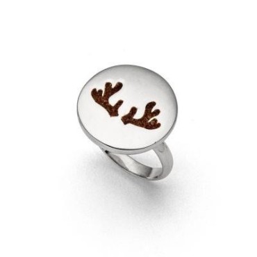 Den extraordinära ringen med naturlig bärnsten