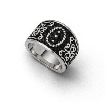 Den eleganta bandringen med filigran blomdesign.