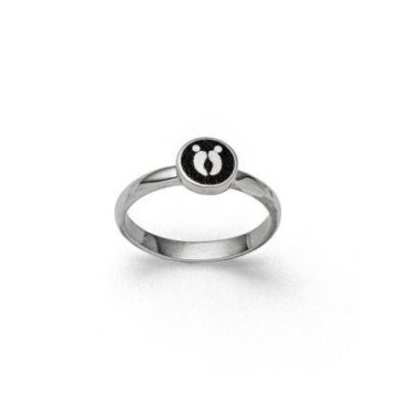 Den extraordinära ringen utstrålar skandinavisk livsstil med ett vackert ”älghovtryck” i centrum.