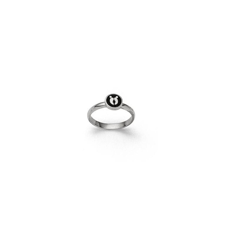 Den extraordinära ringen utstrålar skandinavisk livsstil med ett vackert ”älghovtryck” i centrum.